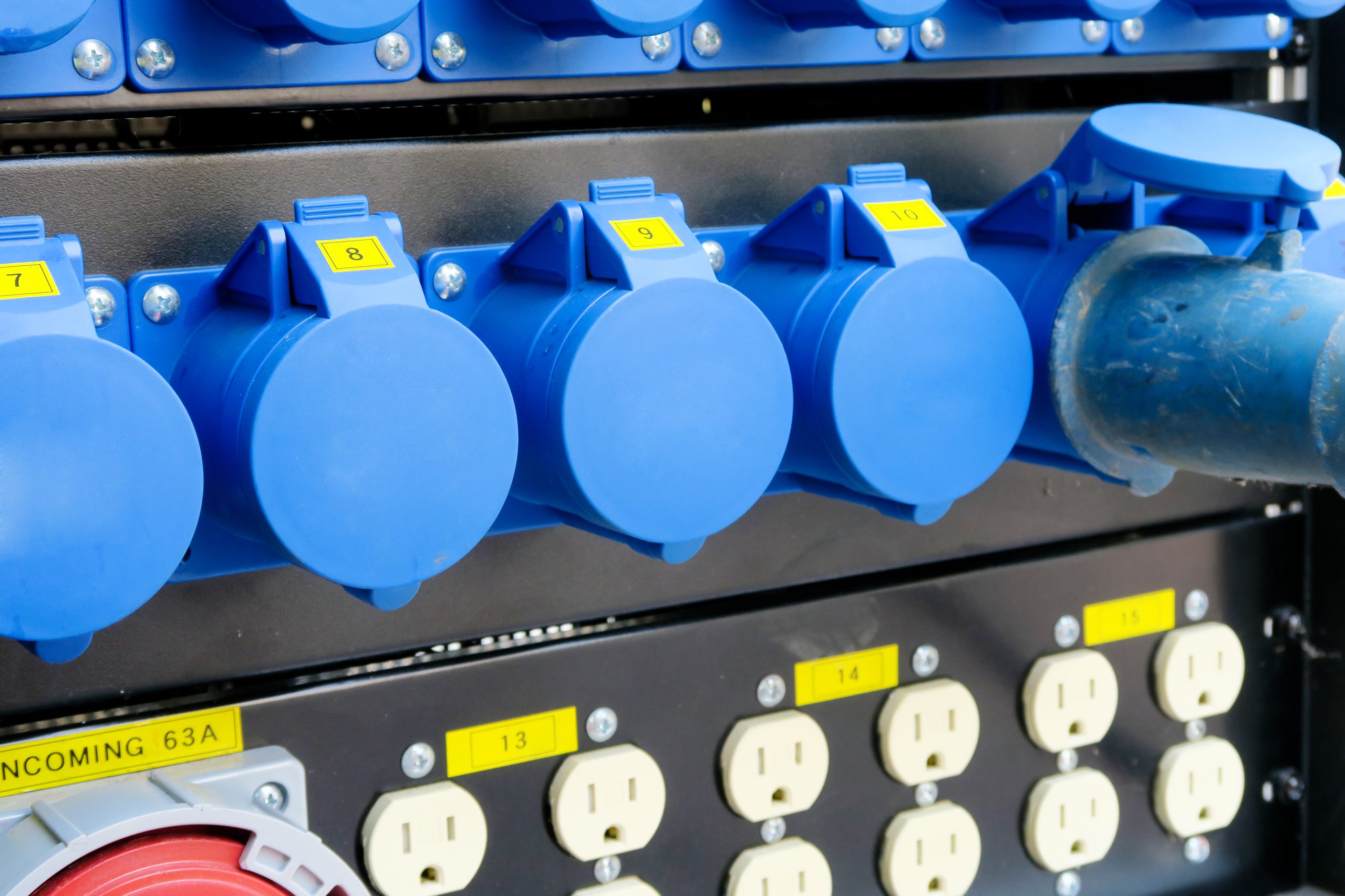 שקעים ותקעים תעשייתיים